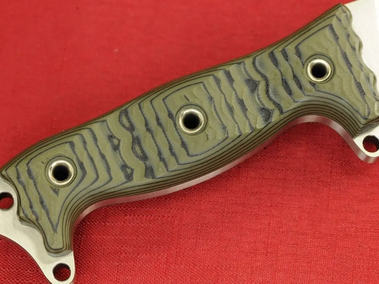 Redefining Everyday Carry Knives: Innovative Design Featuring a Press-to-Release Pocket Clip