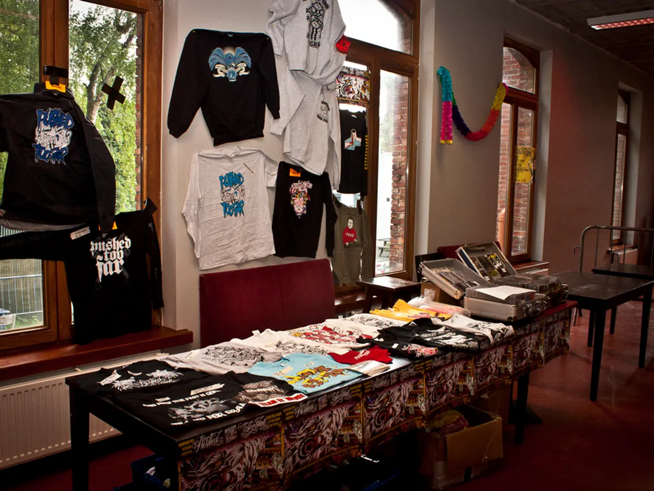 Which packaging options are suitable for packaging goods?