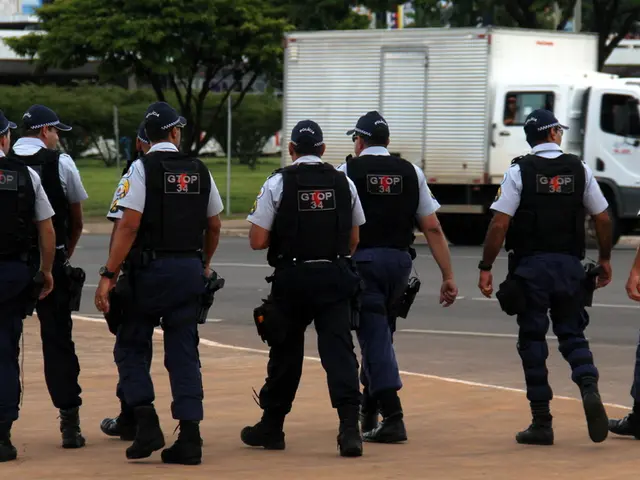 Federal authorities plan to acquire 2000 electric stun guns.